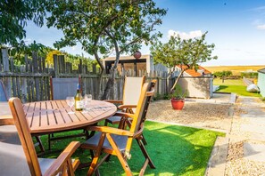 Outdoor dining - 4 Harbour View, Brancaster Staithe, Norfolk (King's Lynn)