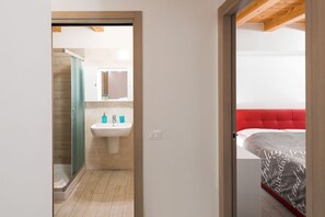 Dusj, hårføner, bidé og håndklær