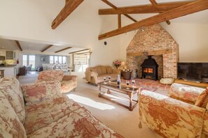 TV, fireplace, DVD player, table football - Geddings Farm Barn, Ringstead, Norfolk (Hunstanton)