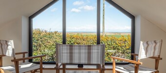 Eine zeitgenössische freistehende Scheune mit vier Schlafzimmern, direkt an der Küste von Norfolk in Titchwell. Es ist sehr geräumig und sehr komfortabel.<br>Sie haben einen atemberaubenden Blick über den Sumpf bis zum Meer von der Plattform aus, vor a...