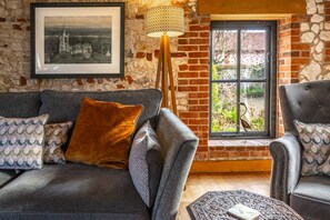 TV, fireplace - Oyster Barn, Titchwell, Norfolk (Titchwell)