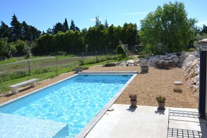 Una piscina al aire libre, una piscina climatizada