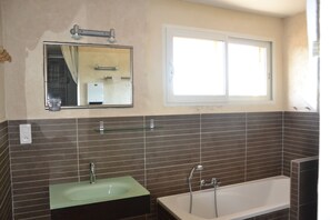 Bathtub, towels