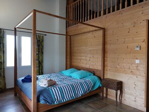 4 slaapkamers, een strijkplank/strijkijzer, reisbedje, gratis wifi