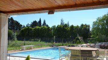 Una piscina al aire libre, una piscina climatizada