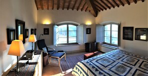 5 bedrooms, iron/ironing board, WiFi, bed sheets