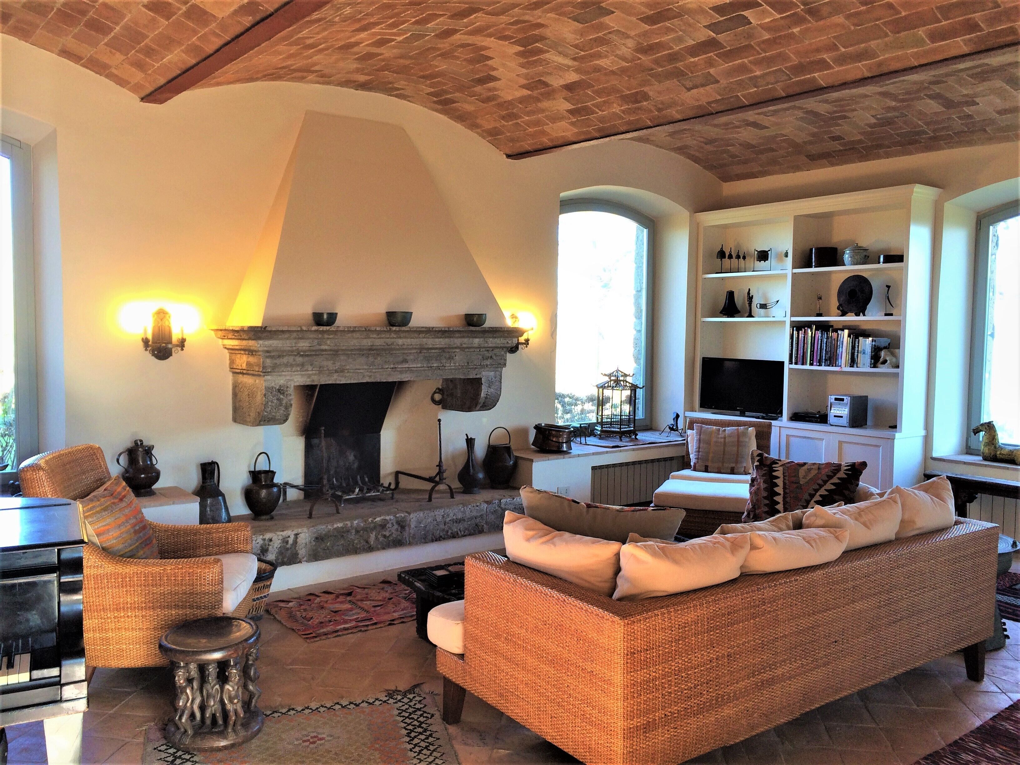 TV, caminetto, lettore DVD, tavolo da ping pong