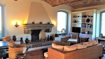 TV, caminetto, lettore DVD, tavolo da ping pong