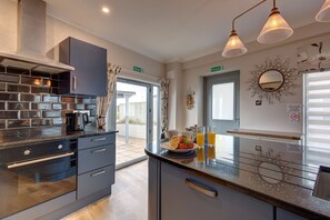 Micro-ondas, lava-louças, cadeirão de bebê, mesas de jantar