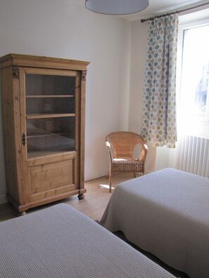 2 habitaciones, tabla de planchar con plancha y cuna de viaje 