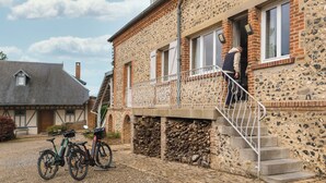Un bâtiment traditionnel en pierre, doté d’un escalier menant à un balcon.