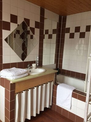 Baignoire, sèche-cheveux