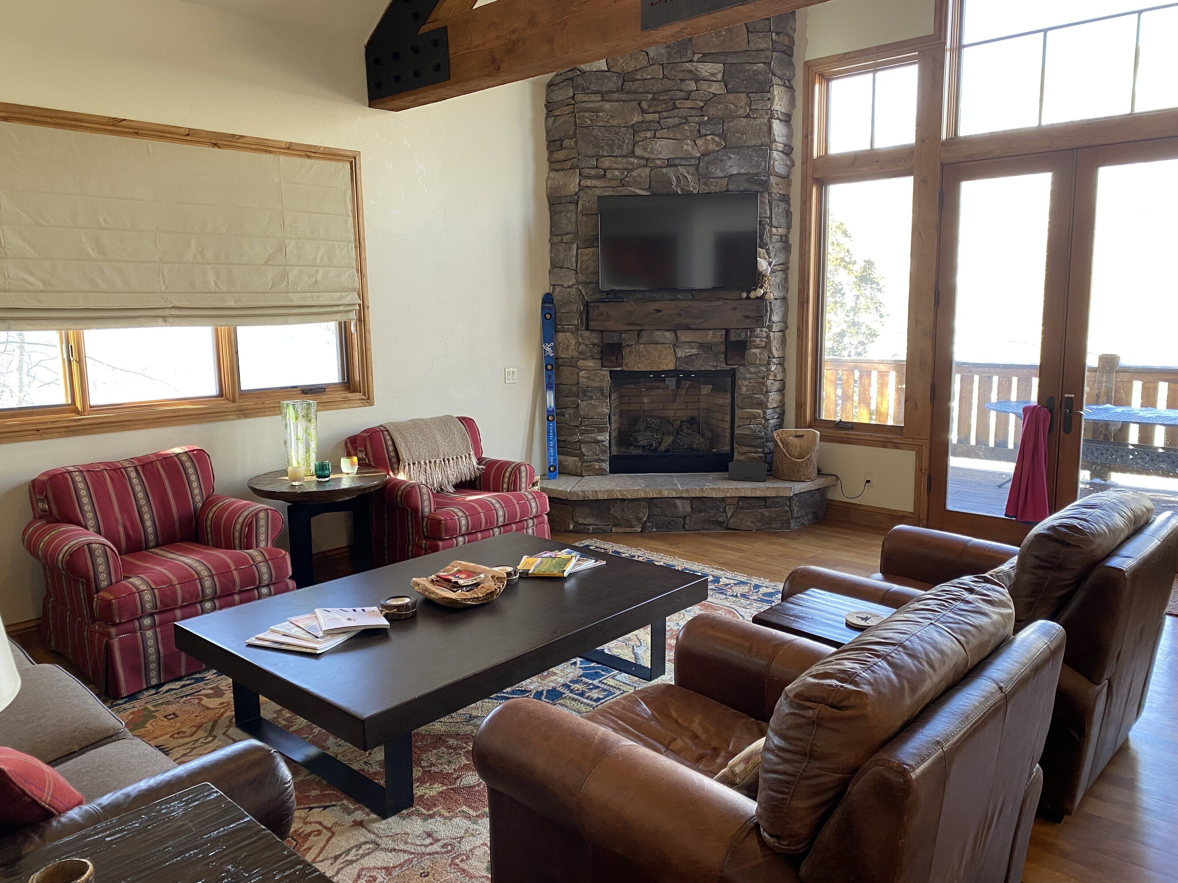 Large home with 2 living spaces and a loft! Close to mountain and stores.