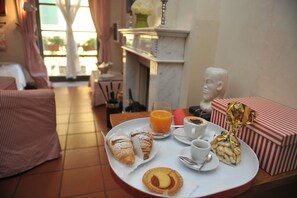 Dining - Medieval Field Gate House (Iseo)