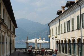 Outdoor dining - Medieval Field Gate House (Iseo)