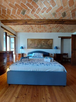 4 soverom, strykejern/-brett, wi-fi (inkludert) og sengetøy