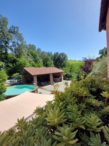 Einfamilienhaus mit 4 Schlafzimmern in den grünen Hügeln oberhalb von Canelli.       