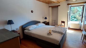 4 bedrooms, iron/ironing board, free WiFi, bed sheets
