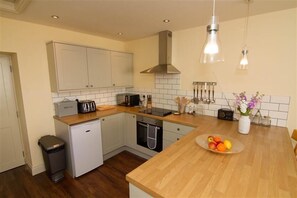 Microwave, dishwasher, high chair - Neptune Cottage, Old Hunstanton, Norfolk (Hunstanton)