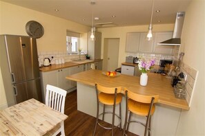 Microwave, dishwasher, high chair - Neptune Cottage, Old Hunstanton, Norfolk (Hunstanton)