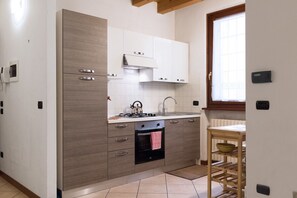 Frigorifero, microonde, forno, piano cottura