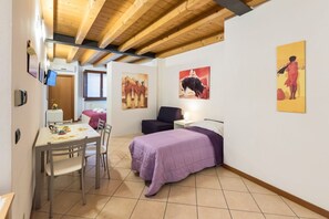 1 chambre, fer et planche à repasser, Wi-Fi, draps fournis