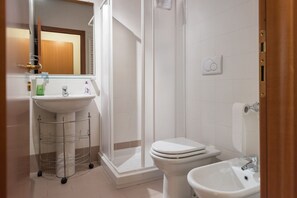 Combinazione doccia/vasca, asciugacapelli, bidet, asciugamani