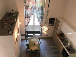 Frigorifero, forno, piano cottura, tostapane