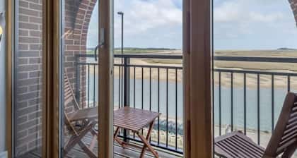 Este excelente apartamento cuenta con las mejores vistas en Wells-next-the-Sea. Cuenta con un espacio de estar de planta abierta con puertas francesas que se abren a un pequeño balcón y una segunda ventana con vistas panorámicas sobre el puerto, las ma...