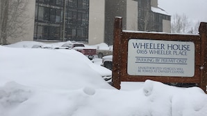 Señal de Wheeler House, en el 0165 de Wheeler Place, con advertencia: estacionamiento solo con permiso.