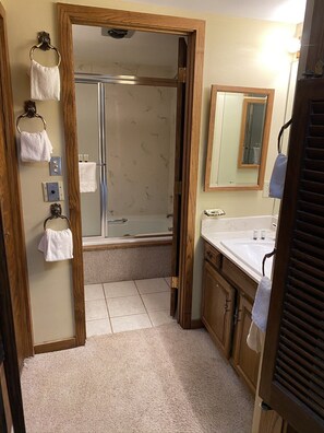Combined shower/bathtub, towels, soap, toilet paper - Spacious 5 Bedroom, 3 bathroom Ski-in Ski-Out Condo - Copper Mountain, Colorado (Copper Mountain)