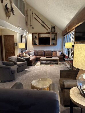 スマートテレビ、暖炉、DVD プレーヤー、ステレオ