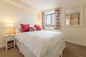 3 bedrooms, iron/ironing board, Internet, bed sheets
