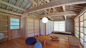 Un interior de madera con esteras de tatami, una habitación con esteras de tatami y un sofá de tatami.