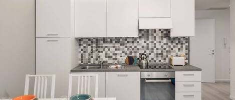 Kühlschrank, Mikrowelle, Ofen, Herdplatte