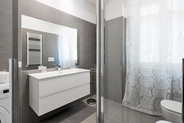 Douche, séchoir à cheveux, bidet, serviettes fournies