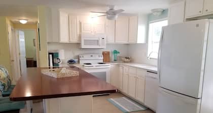 TROPICAL OASIS, MINUTES FROM THE BEACH!!