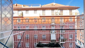 A multi-story building with balconies and a clear sky. - Beautiful apartment 100 meters from the center of Rome Vatican (Roma)