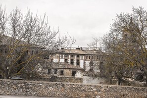 Exterior - THE HOUSE OF THE REBOUND. Study Matacan: Dorm. 135cm double bed, bathroom and kitchen-living room (Acedo)