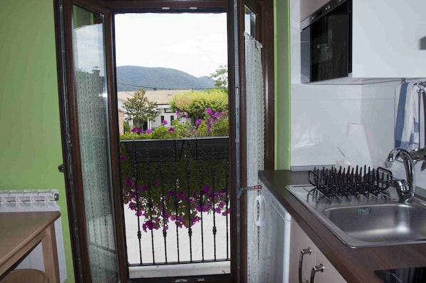 Refrigerador, microondas, parrilla de estufa y cafetera y tetera 