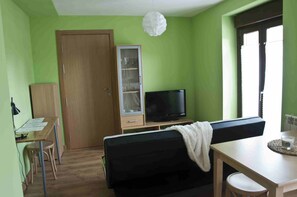 TV, books - THE HOUSE OF THE REBOUND. Study Matacan: Dorm. 135cm double bed, bathroom and kitchen-living room (Acedo)