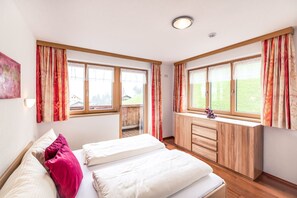 3 Schlafzimmer, Reisekinderbett, kostenloses WLAN, Bettwäsche