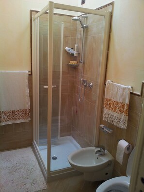 Douche, baignoire à jets, sèche-cheveux, bidet