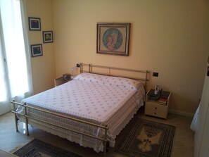 3 chambres, fer et planche à repasser, Wi-Fi gratuit, draps fournis