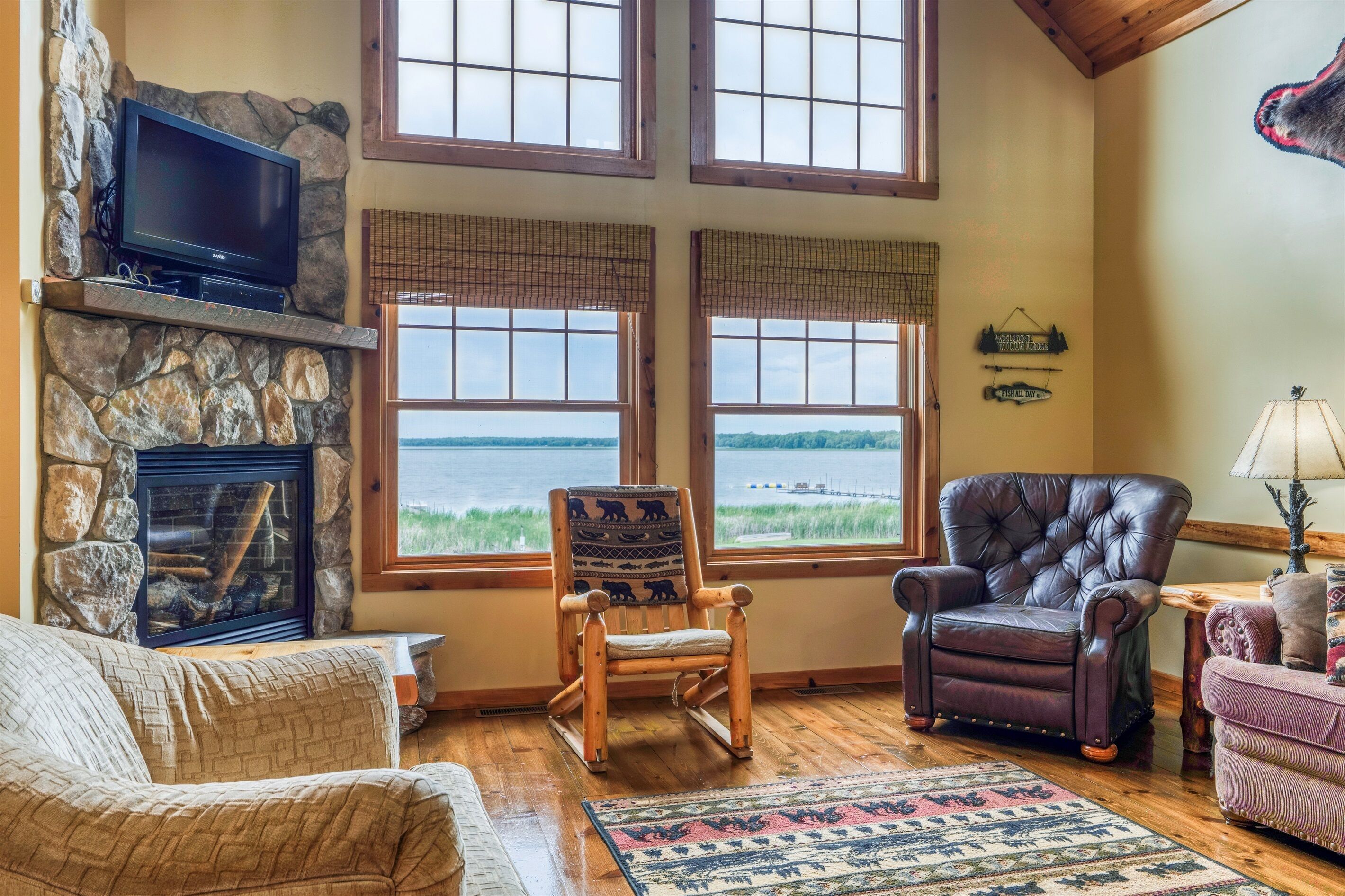 Televisio, takka, DVD-soitin, stereot