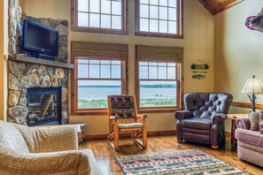 TV, peis, DVD-spiller og stereoanlegg