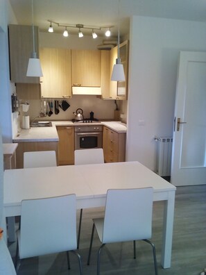 Frigorifero, forno, piano cottura, lavastoviglie