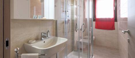 Ducha, secador de pelo, bidet, toallas
