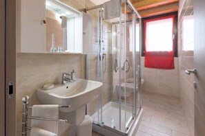 Doccia, asciugacapelli, bidet, asciugamani