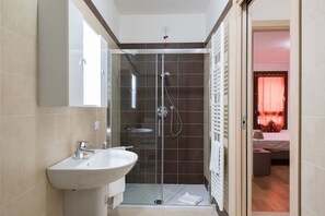 Combinazione doccia/vasca, asciugacapelli, bidet, asciugamani